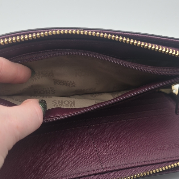 Michael Kors Plum Lock Hamilton Wallet W/ Gold Hardware (VERY GOOD)✨️💜✨️ - Picture 9 of 10